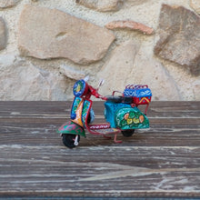 Carica l&#39;immagine nel visualizzatore di Gallery, Vespa Piccola - Miniature Decorate - cod 68
