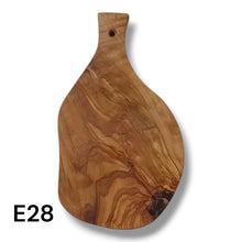 Carica l&#39;immagine nel visualizzatore di Gallery, Tagliere irregolare con manico in Legno di Ulivo cm 25
