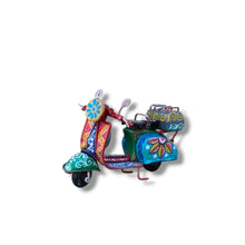 Carica l&#39;immagine nel visualizzatore di Gallery, Vespa Piccola - Miniature Decorate - Cod 71
