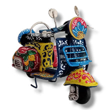 Carica l'immagine nel visualizzatore di Gallery, Vespa Piccola - Miniature Decorate - Cod 85

