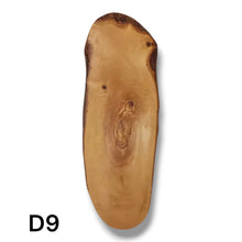 Carica l&#39;immagine nel visualizzatore di Gallery, Tagliere Rustico in Legno di Ulivo cm 40
