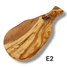 Carica l&#39;immagine nel visualizzatore di Gallery, Tagliere irregolare con manico in Legno di Ulivo cm 25
