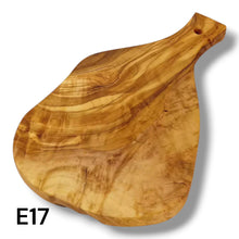 Carica l&#39;immagine nel visualizzatore di Gallery, Tagliere irregolare con manico in Legno di Ulivo cm 25
