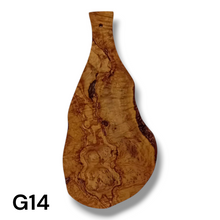 Carica l&#39;immagine nel visualizzatore di Gallery, Tagliere irregolare con manico in Legno di Ulivo cm 45
