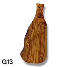 Carica l&#39;immagine nel visualizzatore di Gallery, Tagliere irregolare con manico in Legno di Ulivo cm 45
