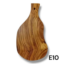 Carica l&#39;immagine nel visualizzatore di Gallery, Tagliere irregolare con manico in Legno di Ulivo cm 25

