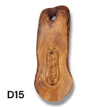 Carica l&#39;immagine nel visualizzatore di Gallery, Tagliere Rustico in Legno di Ulivo cm 40

