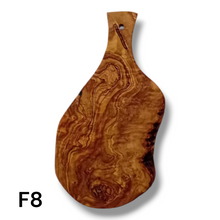 Carica l&#39;immagine nel visualizzatore di Gallery, Tagliere irregolare con manico in Legno di Ulivo cm 35
