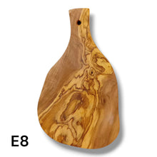 Carica l&#39;immagine nel visualizzatore di Gallery, Tagliere irregolare con manico in Legno di Ulivo cm 25
