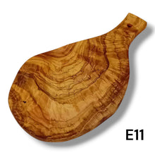 Carica l&#39;immagine nel visualizzatore di Gallery, Tagliere irregolare con manico in Legno di Ulivo cm 25
