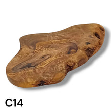 Carica l&#39;immagine nel visualizzatore di Gallery, Tagliere Rustico in Legno di Ulivo cm 30
