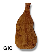 Carica l&#39;immagine nel visualizzatore di Gallery, Tagliere irregolare con manico in Legno di Ulivo cm 45
