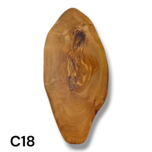 Carica l&#39;immagine nel visualizzatore di Gallery, Tagliere Rustico in Legno di Ulivo cm 30
