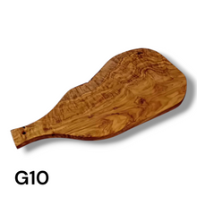 Carica l&#39;immagine nel visualizzatore di Gallery, Tagliere irregolare con manico in Legno di Ulivo cm 45

