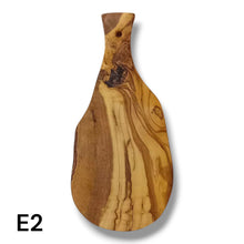 Carica l&#39;immagine nel visualizzatore di Gallery, Tagliere irregolare con manico in Legno di Ulivo cm 25
