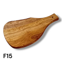 Carica l&#39;immagine nel visualizzatore di Gallery, Tagliere irregolare con manico in Legno di Ulivo cm 35
