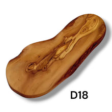 Carica l&#39;immagine nel visualizzatore di Gallery, Tagliere Rustico in Legno di Ulivo cm 40
