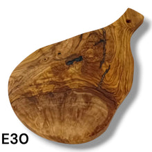 Carica l&#39;immagine nel visualizzatore di Gallery, Tagliere irregolare con manico in Legno di Ulivo cm 25
