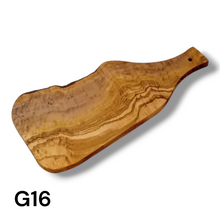 Carica l&#39;immagine nel visualizzatore di Gallery, Tagliere irregolare con manico in Legno di Ulivo cm 45
