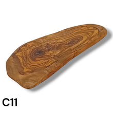 Carica l&#39;immagine nel visualizzatore di Gallery, Tagliere Rustico in Legno di Ulivo cm 30
