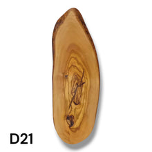 Carica l&#39;immagine nel visualizzatore di Gallery, Tagliere Rustico in Legno di Ulivo cm 40

