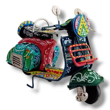 Carica l'immagine nel visualizzatore di Gallery, Vespa Piccola - Miniature Decorate - Cod 90
