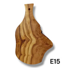 Carica l&#39;immagine nel visualizzatore di Gallery, Tagliere irregolare con manico in Legno di Ulivo cm 25
