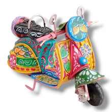 Carica l'immagine nel visualizzatore di Gallery, Vespa Piccola - Miniature Decorate - Cod 87
