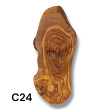 Carica l&#39;immagine nel visualizzatore di Gallery, Tagliere Rustico in Legno di Ulivo cm 30
