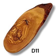 Carica l&#39;immagine nel visualizzatore di Gallery, Tagliere Rustico in Legno di Ulivo cm 40
