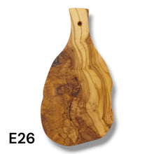 Carica l&#39;immagine nel visualizzatore di Gallery, Tagliere irregolare con manico in Legno di Ulivo cm 25
