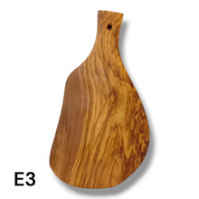 Carica l&#39;immagine nel visualizzatore di Gallery, Tagliere irregolare con manico in Legno di Ulivo cm 25
