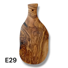 Carica l&#39;immagine nel visualizzatore di Gallery, Tagliere irregolare con manico in Legno di Ulivo cm 25
