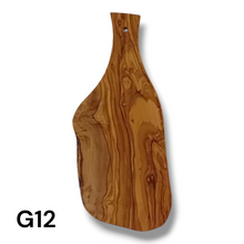 Carica l&#39;immagine nel visualizzatore di Gallery, Tagliere irregolare con manico in Legno di Ulivo cm 45
