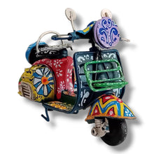 Carica l'immagine nel visualizzatore di Gallery, Vespa Piccola - Miniature Decorate - Cod 89
