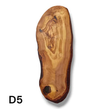Carica l&#39;immagine nel visualizzatore di Gallery, Tagliere Rustico in Legno di Ulivo cm 40
