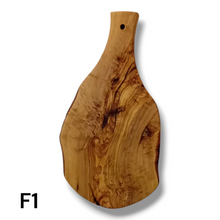 Carica l&#39;immagine nel visualizzatore di Gallery, Tagliere irregolare con manico in Legno di Ulivo cm 35
