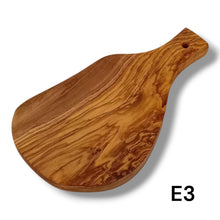 Carica l&#39;immagine nel visualizzatore di Gallery, Tagliere irregolare con manico in Legno di Ulivo cm 25
