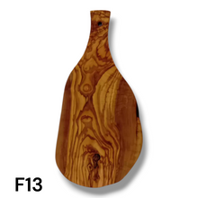 Carica l&#39;immagine nel visualizzatore di Gallery, Tagliere irregolare con manico in Legno di Ulivo cm 35
