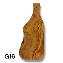 Carica l&#39;immagine nel visualizzatore di Gallery, Tagliere irregolare con manico in Legno di Ulivo cm 45

