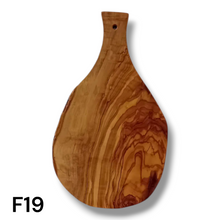 Carica l&#39;immagine nel visualizzatore di Gallery, Tagliere irregolare con manico in Legno di Ulivo cm 35
