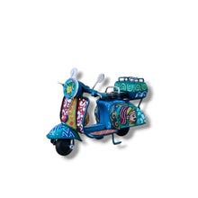 Carica l&#39;immagine nel visualizzatore di Gallery, Vespa Piccola - Miniature Decorate - cod 76
