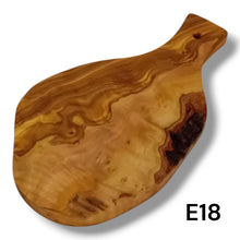 Carica l&#39;immagine nel visualizzatore di Gallery, Tagliere irregolare con manico in Legno di Ulivo cm 25
