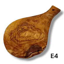Carica l&#39;immagine nel visualizzatore di Gallery, Tagliere irregolare con manico in Legno di Ulivo cm 25

