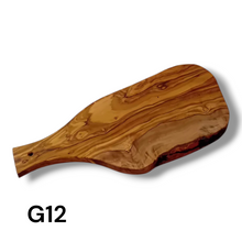 Carica l&#39;immagine nel visualizzatore di Gallery, Tagliere irregolare con manico in Legno di Ulivo cm 45
