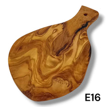 Carica l&#39;immagine nel visualizzatore di Gallery, Tagliere irregolare con manico in Legno di Ulivo cm 25
