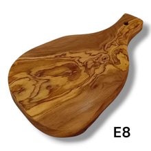Carica l&#39;immagine nel visualizzatore di Gallery, Tagliere irregolare con manico in Legno di Ulivo cm 25
