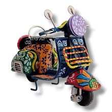 Carica l'immagine nel visualizzatore di Gallery, Vespa Piccola - Miniature Decorate - Cod 84
