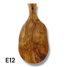 Carica l&#39;immagine nel visualizzatore di Gallery, Tagliere irregolare con manico in Legno di Ulivo cm 25
