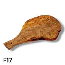 Carica l&#39;immagine nel visualizzatore di Gallery, Tagliere irregolare con manico in Legno di Ulivo cm 35
